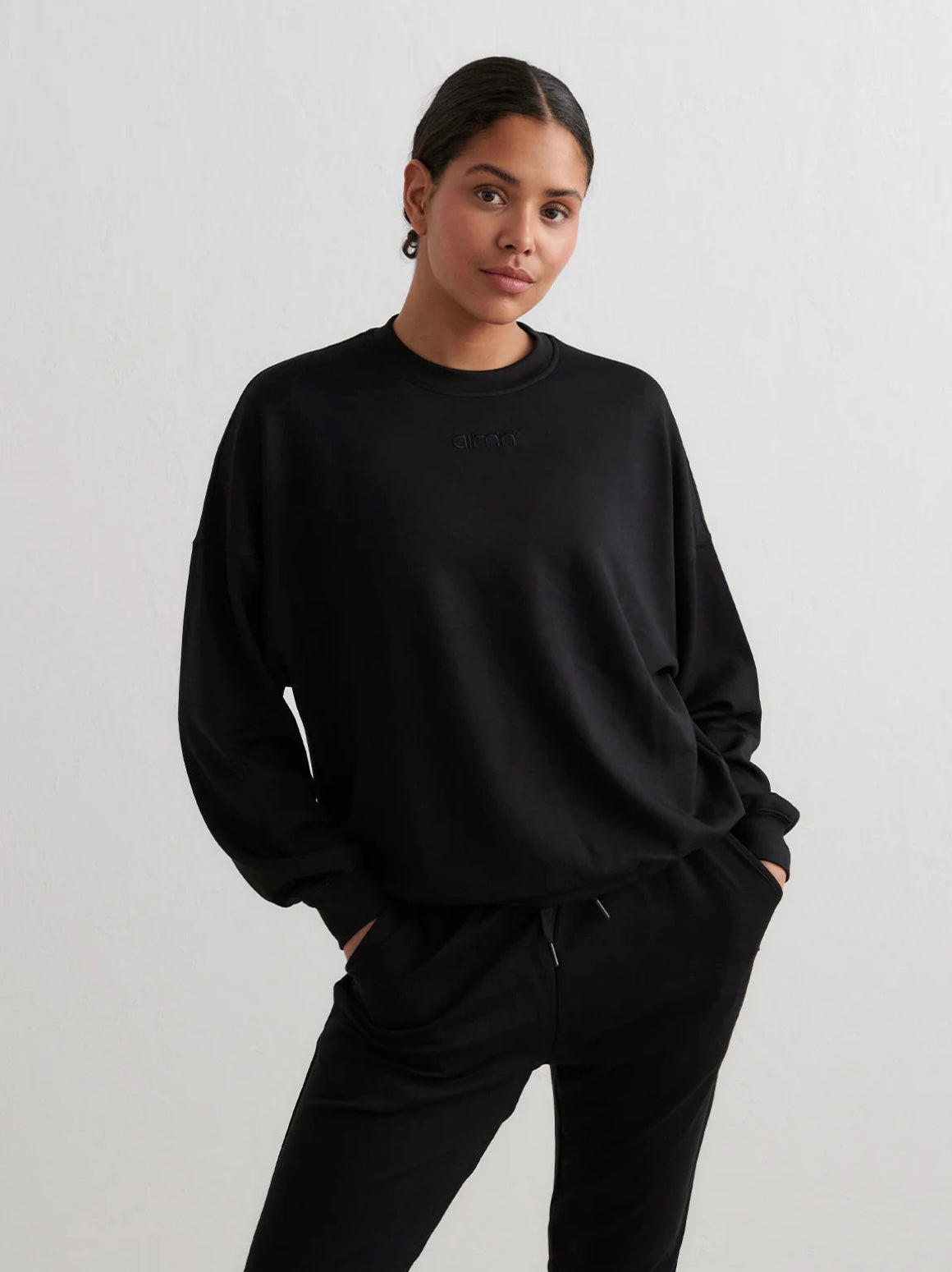 BLACK COMFY SWEATSHIRT